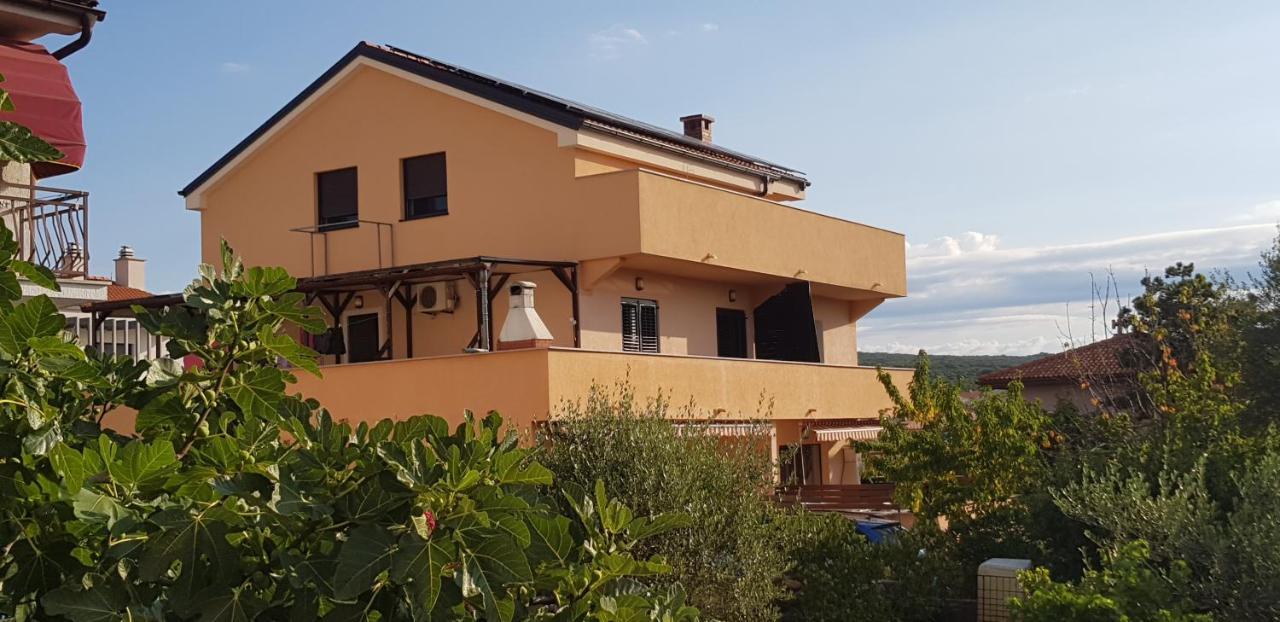 Apartmani Zem, Krk クルク エクステリア 写真